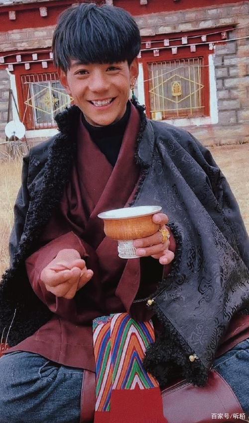 甜野男孩变打工牛马？丁真签约后咋成这样了