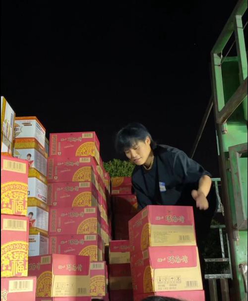 惊天大翻车！疯狂小杨哥直播当场被抓包脸都绿了